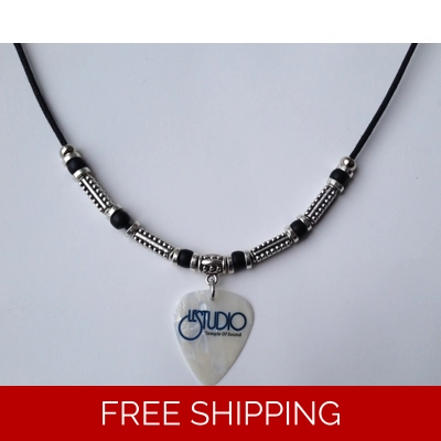 Le Studio Deluxe Necklace Pearl Pick Black & Blue Logo